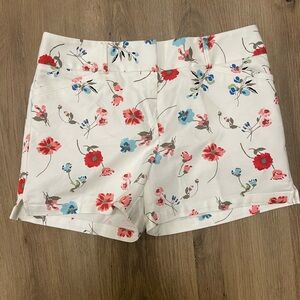 Loft‎ classy White floral Chinco shorts size 2